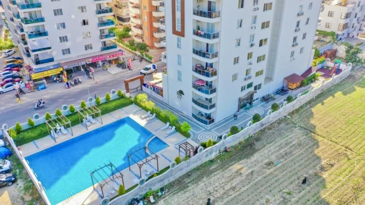 Mahmutlar, Alanya'da Deniz ve Şehir Manzaralı Satılık Eşya Dolu 1+1 Daire