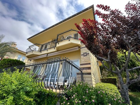 Luxury 4+1 Duplex Villa with Landscaped Garden and Access to Full Hotel Facilities in Alanya