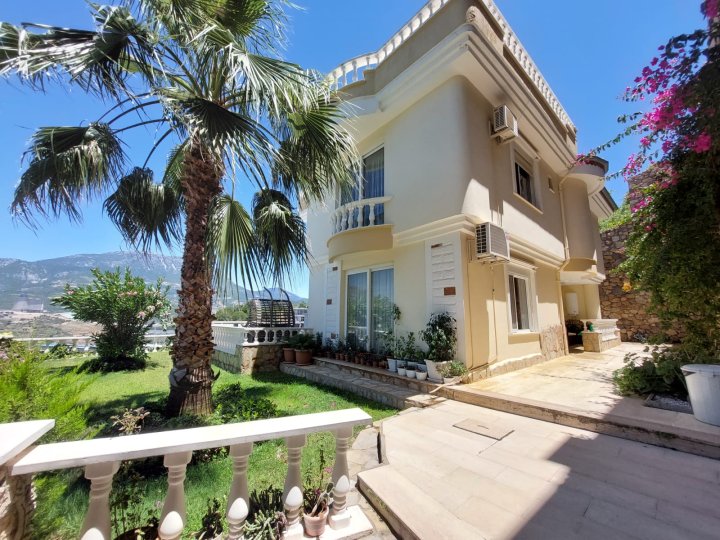 Luksuzna 3+1 vila na prodaju u Kargicak – Toros Sitesi s privatnim bazenom i bogatim sadržajima