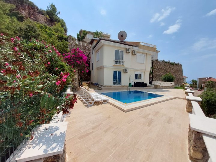 Luksuzna 3+1 vila na prodaju u Kargicak – Toros Sitesi s privatnim bazenom i bogatim sadržajima