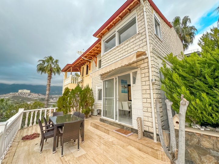 Potpuno namještena 2+1 vila sa vrtom, terasama i pristupom bazenu u Kargicak