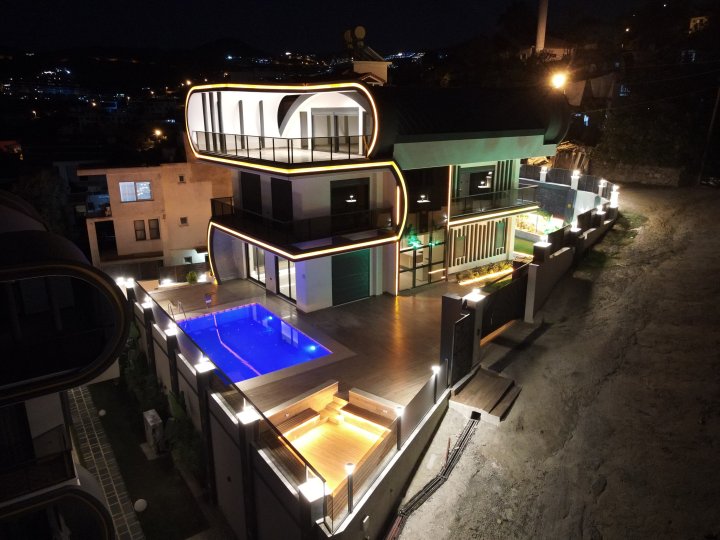 Five-bedroom ultra-luxurious private villa in Kargicak