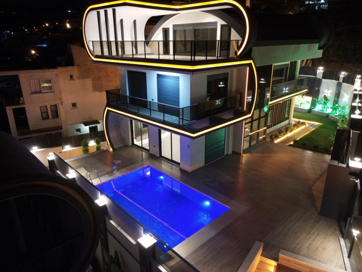 Five-bedroom ultra-luxurious private villa in Kargicak