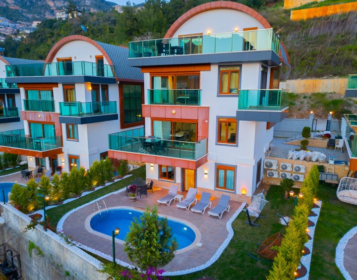 Villa for Sale in Alanya Tepe: 5 Bedrooms with Citizenship Opportunity