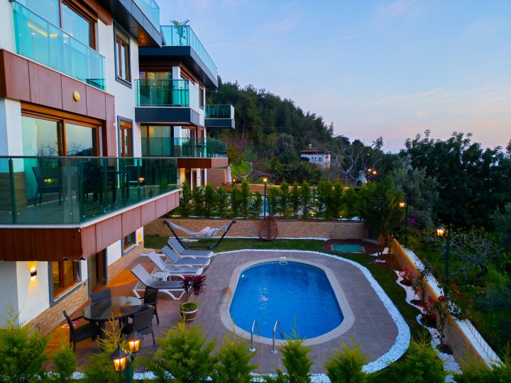 Villa for Sale in Alanya Tepe: 5 Bedrooms with Citizenship Opportunity