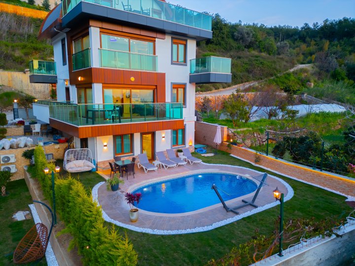 Villa for Sale in Alanya Tepe: 5 Bedrooms with Citizenship Opportunity