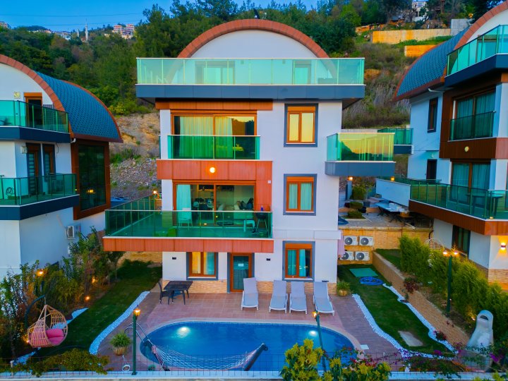 Villa for Sale in Alanya Tepe: 5 Bedrooms with Citizenship Opportunity