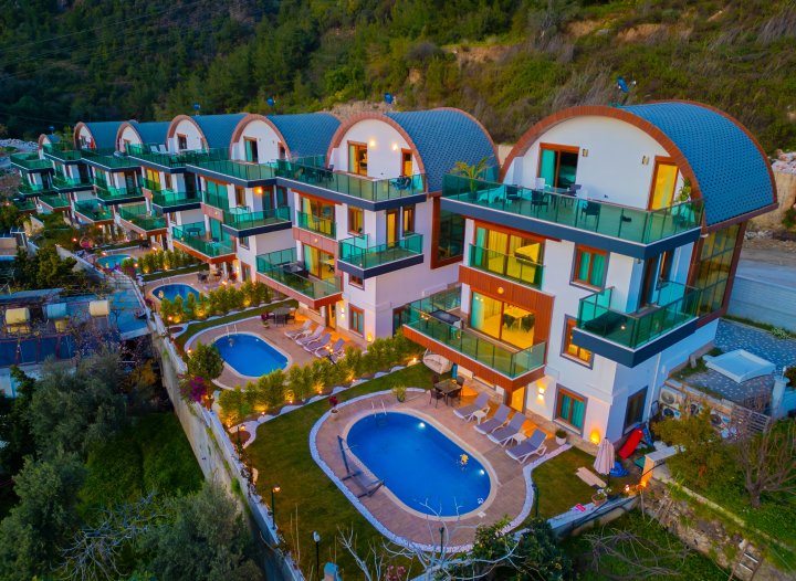 Villa for Sale in Alanya Tepe: 5 Bedrooms with Citizenship Opportunity