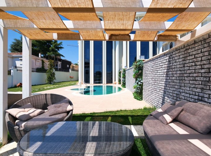 Luxe 8-slaapkamer villa in Buyukcekmece, Istanbul - Ideaal voor burgerschap