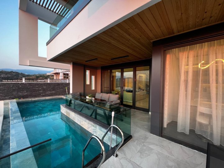 Sea View Villa med 4 Soveværelser og Privat Pool i Yesiloz, Alanya