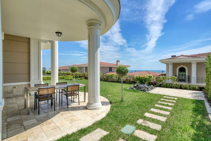 Villa em Beylikduzu, Istambul: 5-6 Quartos, Centro da Cidade e Autorização de Residência Disponível