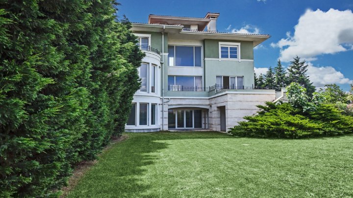 Сатуға: Люкс Бейліктүзе вилласы, 6-дан 8-ге дейін жатын бөлмелер, бассейн және теңізге жақын