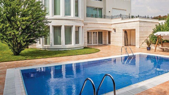 Сатуға: Люкс Бейліктүзе вилласы, 6-дан 8-ге дейін жатын бөлмелер, бассейн және теңізге жақын