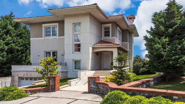 Сатуға: Люкс Бейліктүзе вилласы, 6-дан 8-ге дейін жатын бөлмелер, бассейн және теңізге жақын