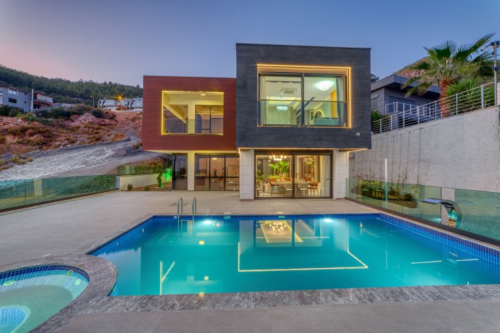 Deniz Manzaralı ve Akıllı Ev Alanya Tepe'de Satılık - 4+1 Villa 