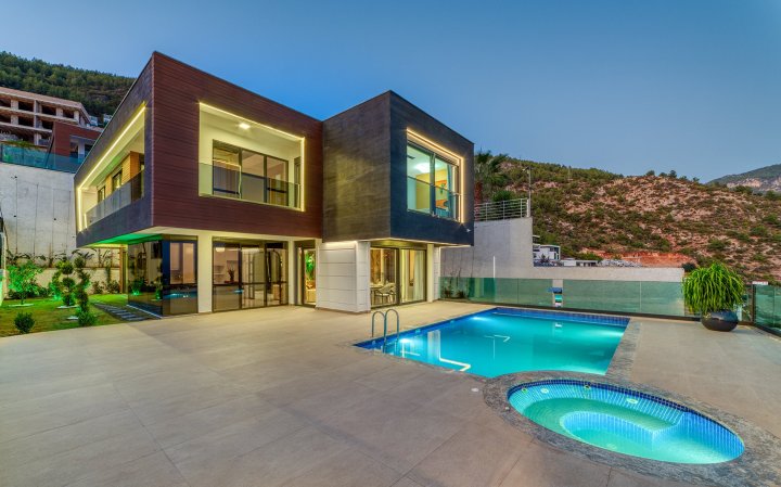 Deniz Manzaralı ve Akıllı Ev Alanya Tepe'de Satılık - 4+1 Villa 