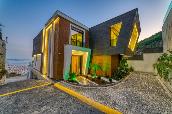 Deniz Manzaralı ve Akıllı Ev Alanya Tepe'de Satılık - 4+1 Villa 