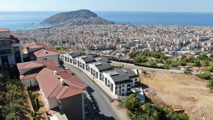 Alanya Tepe'de Deniz Manzaralı 5+1 Daire