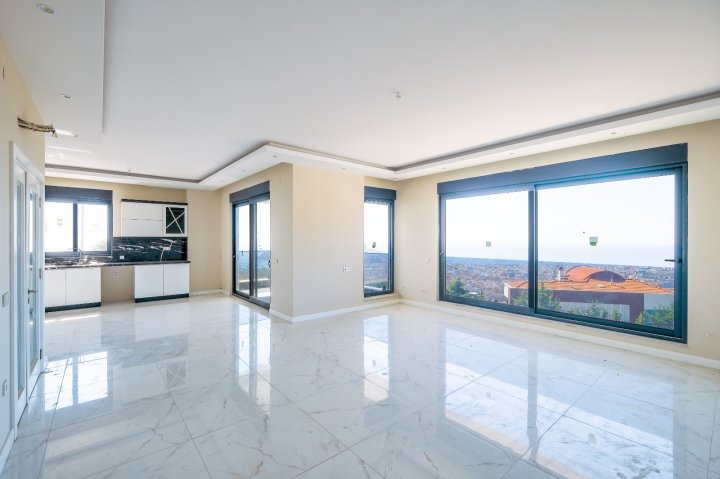 Alanya Tepe'de Deniz Manzaralı 5+1 Daire
