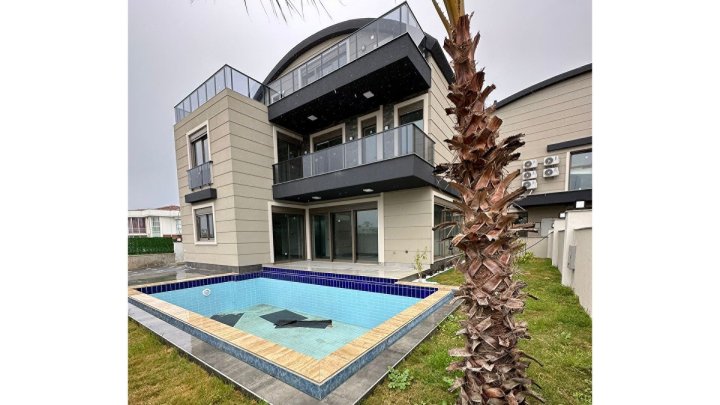 Antalya Serik'te Satılık 4+1 Zarif Villa