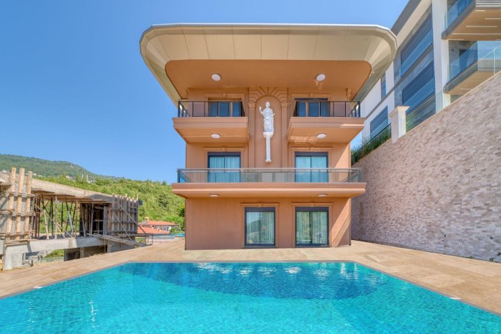 Bürgerrecht genehmigte Villa mit 7 Schlafzimmern und privatem Pool in Alanya Bektas