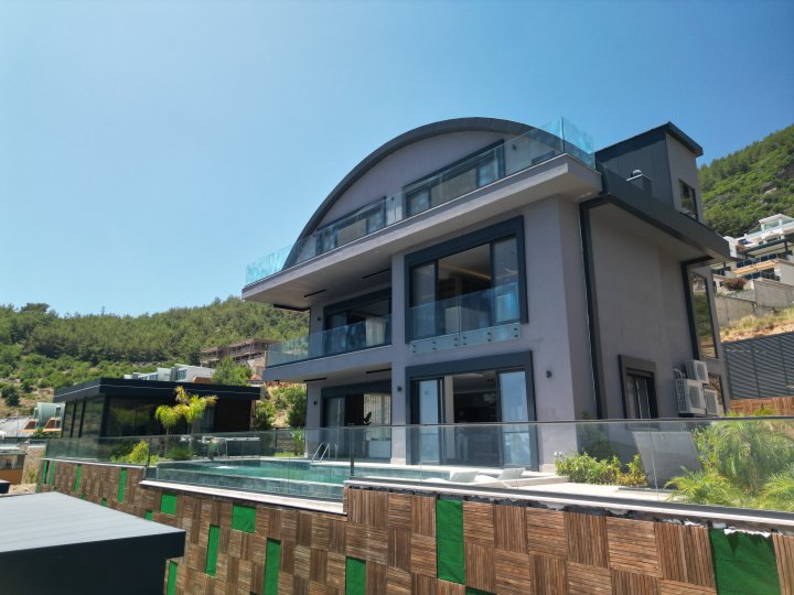 Tepe, Alanya’da Deniz Manzaralı Satılık 5 +1 Lüks Villa