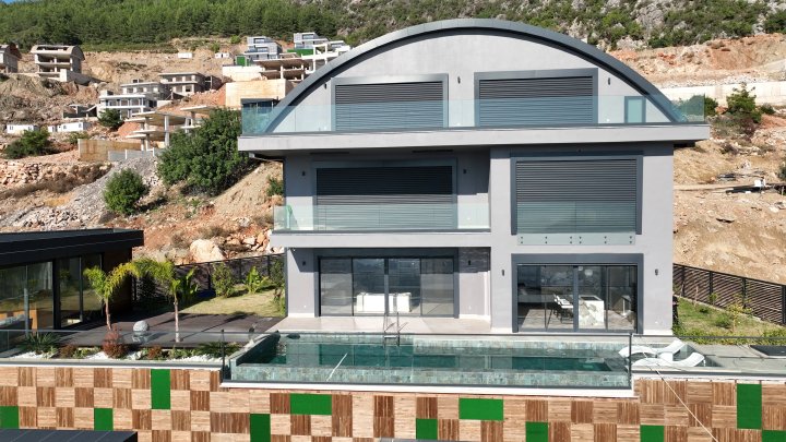 Tepe, Alanya’da Deniz Manzaralı Satılık 5 +1 Lüks Villa