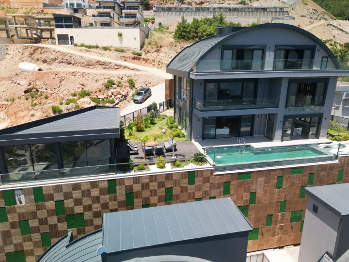 Tepe, Alanya’da Deniz Manzaralı Satılık 5 +1 Lüks Villa