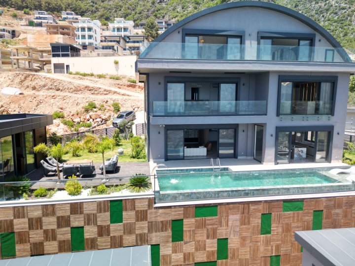 Tepe, Alanya’da Deniz Manzaralı Satılık 5 +1 Lüks Villa