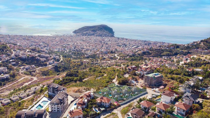 Alanya Tepe'de, Deniz ve Şehir Manzaralı 3+1 ve 4+1 Satılık Villalar