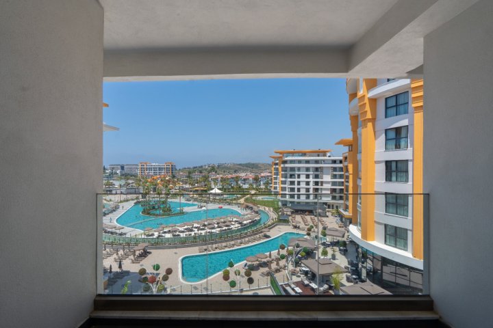 Luxury 1+1 Apartment for Sale | High Rental Income | Short-Term Rental License | Azura World Alanya