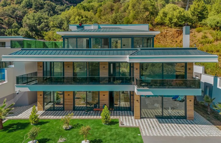 Alanya Tepe Villa with 5 Bedrooms for Sale, Offering Sea View and Citizenship