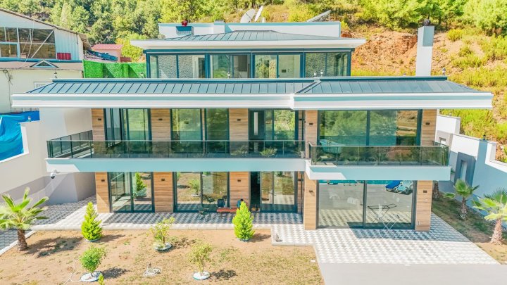 Alanya Tepede Deniz Manzaralı ve Havuzlu Satılık 5+1 lüks Villa