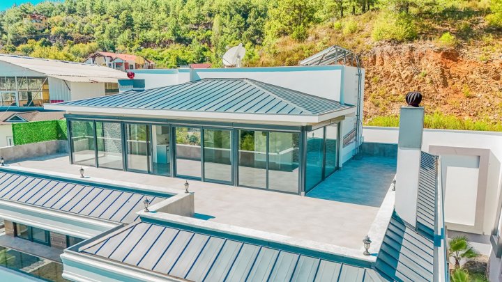 Alanya Tepede Deniz Manzaralı ve Havuzlu Satılık 5+1 lüks Villa