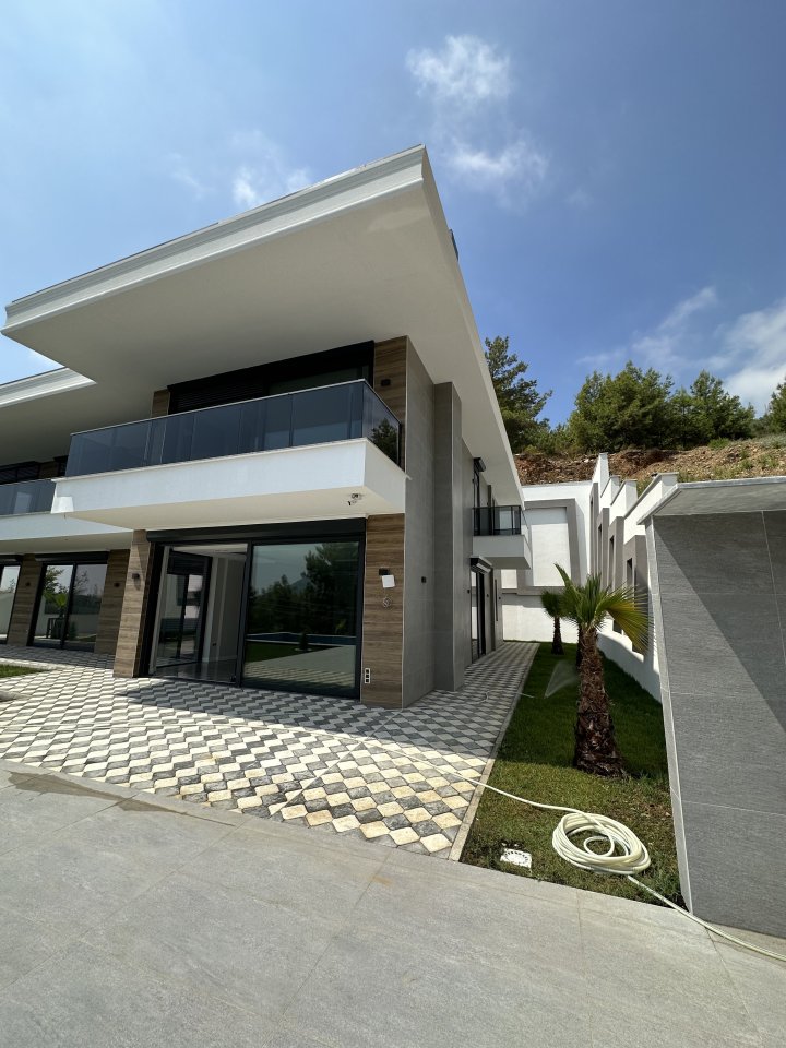 Alanya Tepede Deniz Manzaralı ve Havuzlu Satılık 5+1 lüks Villa