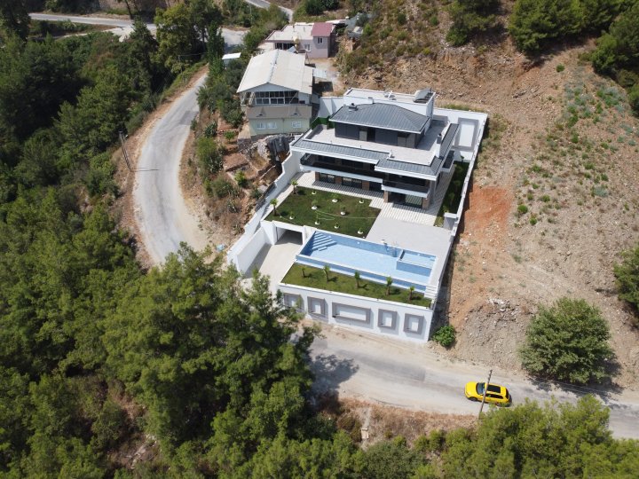 Alanya Tepede Deniz Manzaralı ve Havuzlu Satılık 5+1 lüks Villa