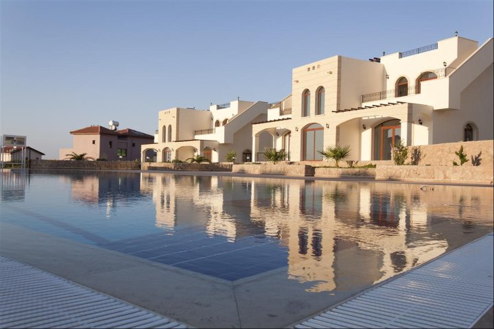 Rijtjeshuis te koop in Bahceli, Noord-Cyprus: 1 of 2 slaapkamers met zeezicht
