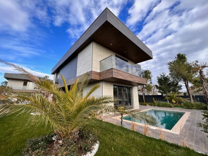 Satılık: İstanbul Silivri'de 5 Yatak Odalı Villa ve İkamet İzni