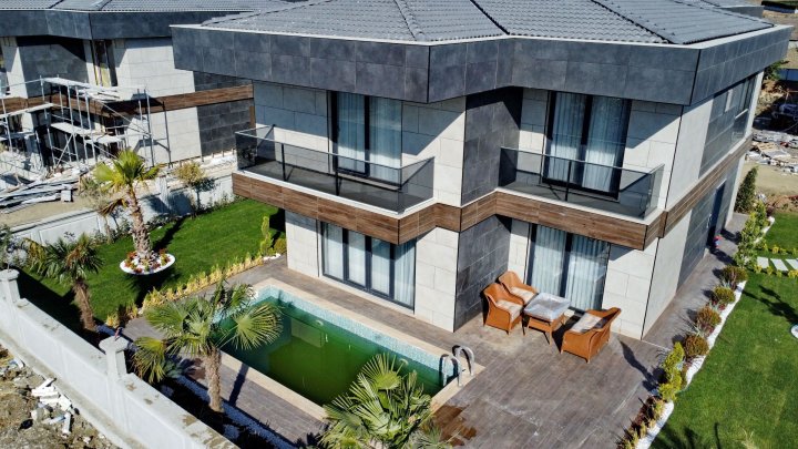 Satılık: İstanbul Silivri'de 5 Yatak Odalı Villa ve İkamet İzni