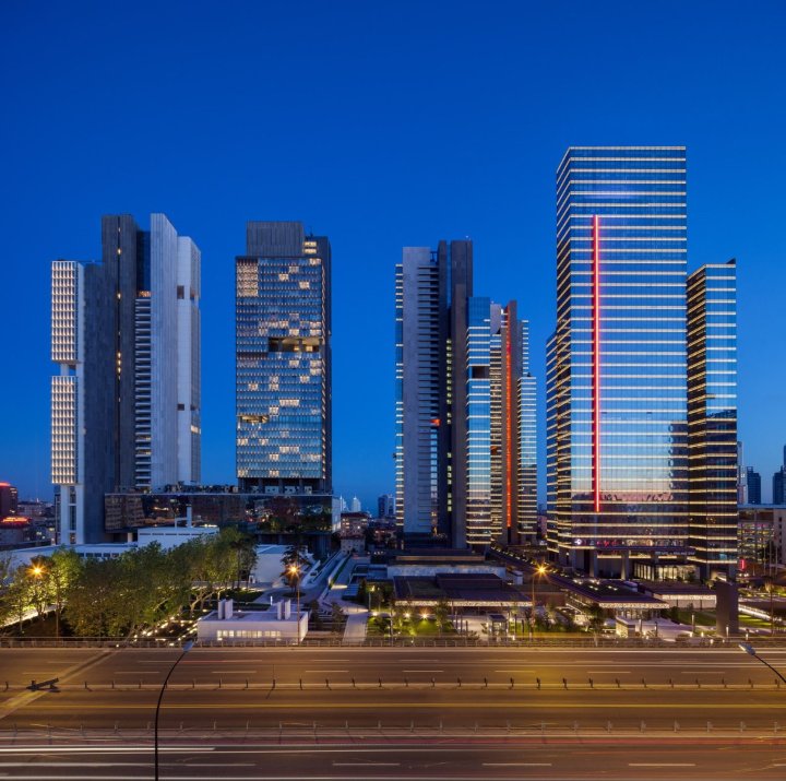 Propriedade Comercial no Centro da Cidade com 1-5 Quartos e Vista Mar à Venda