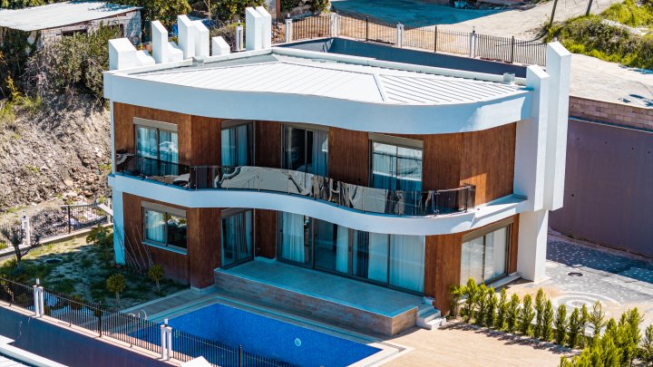 Villa in Oba with 4 Bedrooms for Sale, Includes Citizenship and Sea View